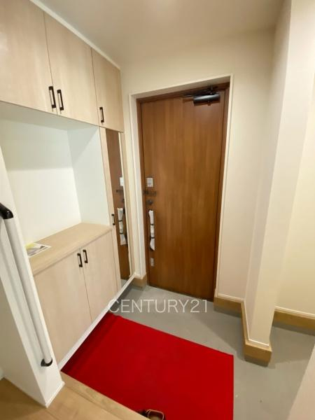 前橋市南町24-1（2号棟）の玄関|シューズボックス付きの玄関です。
上部も収納付きで多くの収納が可能です。