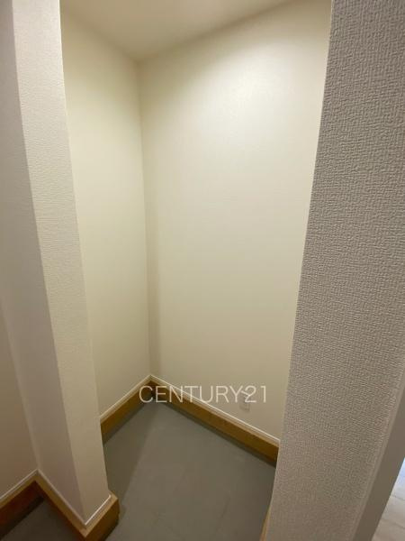 前橋市南町24-1（2号棟）の玄関|玄関横に土間収納付き。
沢山の収納が可能です。