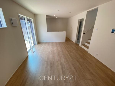 【居間・リビング】 | 前橋市南町24-1（2号棟） | 大きいソファーがおける広々リビング