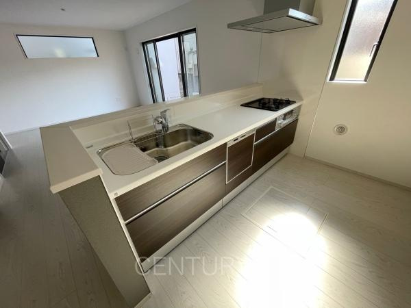 前橋市南町新築一戸建てのキッチン|シンクも大きく洗い物もしやすい浄水器付。シャワーヘッドは引き出し可能、シンクの隅々まで洗い流せます。