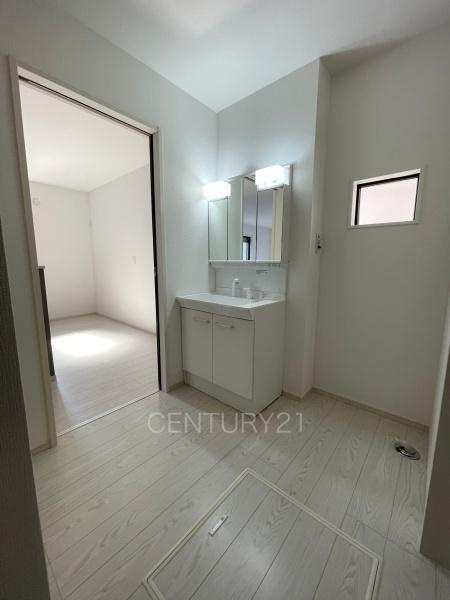 前橋市南町新築一戸建ての独立洗面台|三面鏡付きの洗面台には鏡の裏に収納があり、すっきり片付けられます。
洗髪も可能な伸縮機能つきシャワーヘッドです。