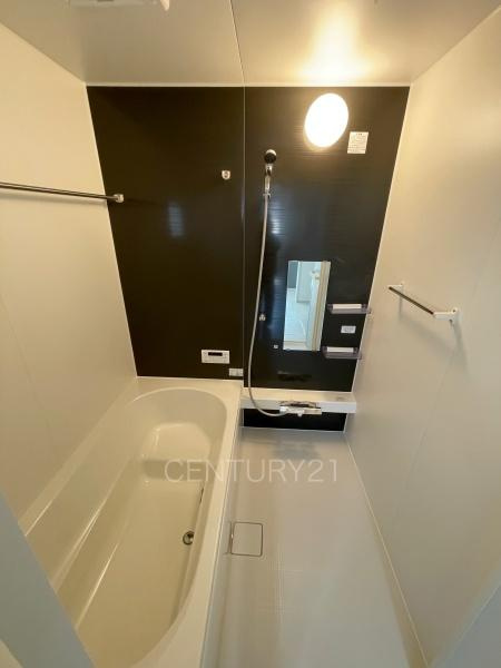 前橋市南町新築一戸建ての浴室|ゆったりと寛げる大型バスタブ。
足を伸ばしたまま入浴可能です。
浴室乾燥機付きで天候が悪い日でも洗濯をして衣類を乾燥させることができます。