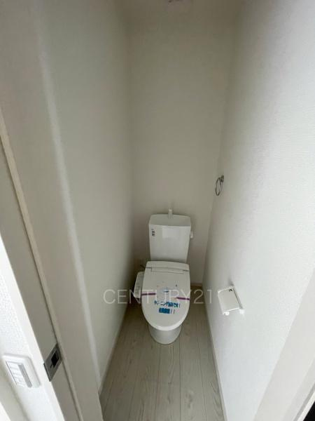 前橋市南町新築一戸建てのトイレ|１階トレイです。
温水シャワー洗浄機能付きです。