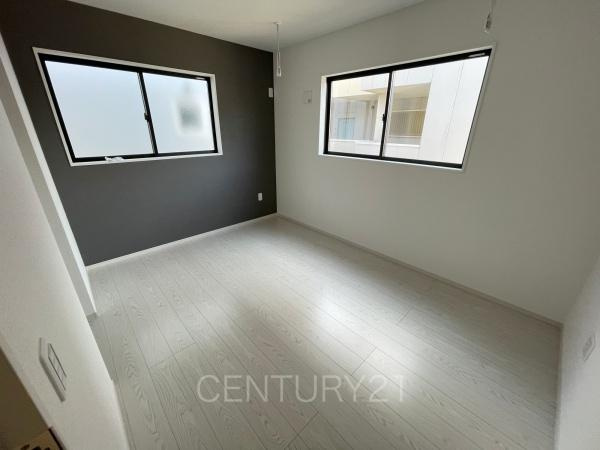 前橋市南町新築一戸建ての寝室|２面採光の明るい洋室です。