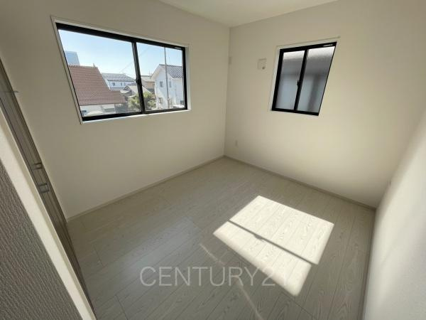 前橋市南町新築一戸建ての子供部屋|２面採光の明るい洋室です。