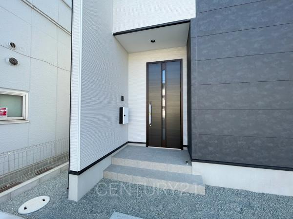 前橋市南町新築一戸建ての玄関|郵便物を守る鍵付きポストです。
インターホンは録画機能付きで防犯面に優れます。