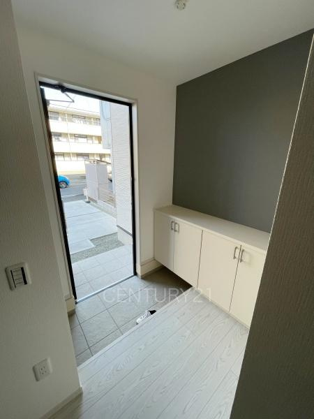 前橋市南町新築一戸建ての玄関|シューズボックス付きの玄関です。