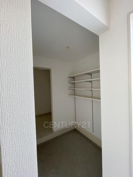 前橋市南町新築一戸建ての玄関|玄関横に土間収納付き。
沢山の収納が可能です。