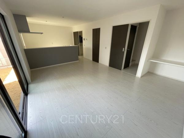 前橋市南町新築一戸建ての居間・リビング|大きいソファーがおける広々リビング