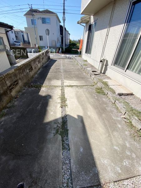 高崎市三ツ寺町中古一戸建ての前面道路含む現地写真