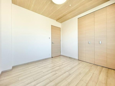 【寝室】 | グランアッシュ天美駅前 | 全居室には収納を完備！普段使いのお洋服や小物はもちろん、季節物のお洋服などもしっかりと整理整頓おしまい頂けます。居室空間をより広く隅々までお使いいただけますね♪