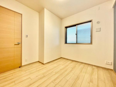 【洋室】 | グランアッシュ天美駅前 | 木目のフローリングが暖かみのある室内に。明るい寝室で心地のいい朝を迎えられそう。