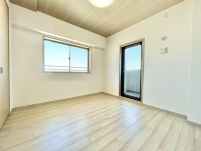 【洋室】 | グランアッシュ天美駅前 | 通風・採光にも優れ、心地よい光と風があふれています。 贅沢といえるほどの豊かな居住性と、プライドを満たすクオリティが見事に調和した住空間。