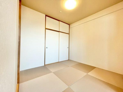 【和室】 | グランアッシュ天美駅前 | DKと隣接した4.5畳の和室。
お子様の遊び部屋・お昼寝スペースとして使うのもオススメです♪