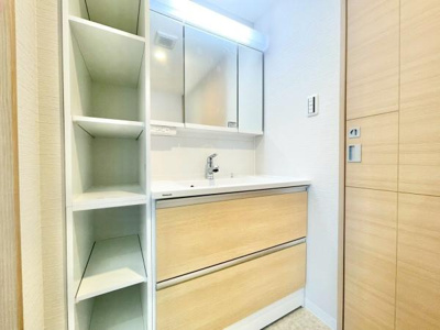 【独立洗面台】 | グランアッシュ天美駅前 | ゆとりの洗面スペースで朝の身支度も快適スムーズに。髪のセットやお化粧もストレスなくこなせ、朝から気分良く通勤通学に向かえそうですね！