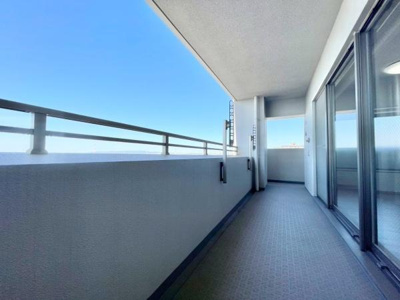 【バルコニー】 | グランアッシュ天美駅前 | 開放的なバルコニーは見晴らしもよく、太陽の温かな温もりをめいっぱい受け止めてくれます。太陽の光と爽やかな風を受けたお洗濯物はあっという間に乾き、取りこむ時には太陽の匂いを感じられそうですね♪