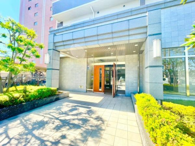 【エントランス】 | グランアッシュ天美駅前 | 流行に左右されず、将来にわたって価値が継続する「上質」な佇まい。おしゃれな雰囲気や自然の潤い、親しみやすさといった暮らしを豊かにしてくれる住空間です。