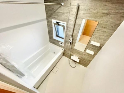 【浴室】 | グランアッシュ天美駅前 | アクセントパネルで落ち着きのある雰囲気を演出♪毎日の疲れを癒やすバスタイムを。
空気が籠らない様に小窓も設置しております。