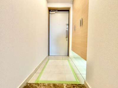【玄関】 | グランアッシュ天美駅前 | 玄関も明るいです。大きな下駄箱もあり収納力・清潔感がGOODです。