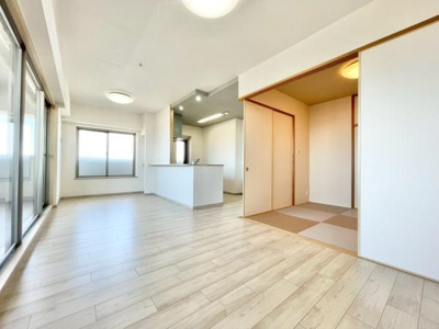 【居間・リビング】 | グランアッシュ天美駅前 | 大切なご家族が集まるからこそＬＤＫはこだわりたい！休日はおひさまの光をたっぷりと取りこめるリビングでゆったりと過ごしませんか？子供たちが元気に笑いながら走り回っても十分な広さの空間です。