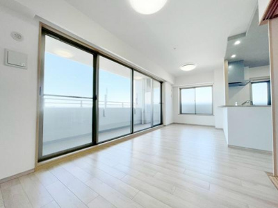 【居間・リビング】 | グランアッシュ天美駅前 | 室内にいても、たっぷりの陽光と爽やかな風を感じて頂けます！
ご家族と穏やかに過ごす、心地の良い時間が流れます。