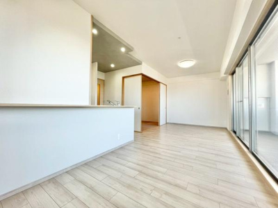 【居間・リビング】 | グランアッシュ天美駅前 | ご家族の対話を重視したリビング！『ただいま！』『おかえり！』の声がいつも聞こえて安心です♪ 