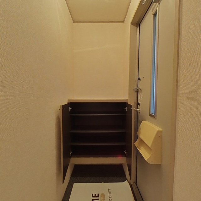 岐阜市粟野西３丁目のアパートの玄関