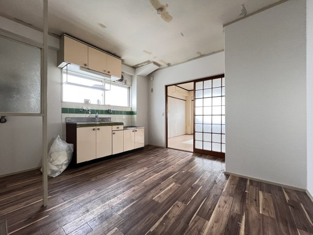 遠里小野ハイツの居間・リビング