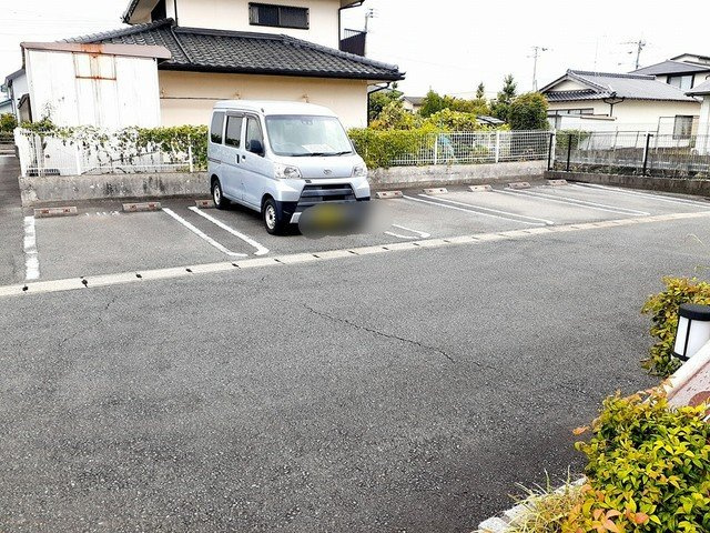 メロウ開成の駐車場