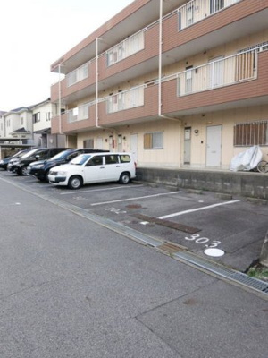 【駐車場】 | グリーンヒルズ１３０ | 駐車場があるので、車を買う予定の方も安心です