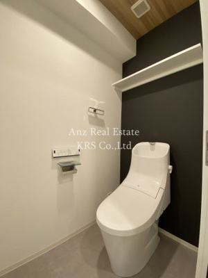 【トイレ】 | BANIX北堀江 | 上部に収納棚付き！温水洗浄便座のお手洗い♪