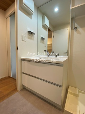 【独立洗面台】 | BANIX北堀江 | 巨大鏡が特徴の独立洗面台♪シャンプードレッサー式です♪