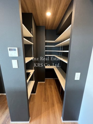 【収納】 | BANIX北堀江 | キッチン部分に大容量のパントリー兼収納スペースがあります♪