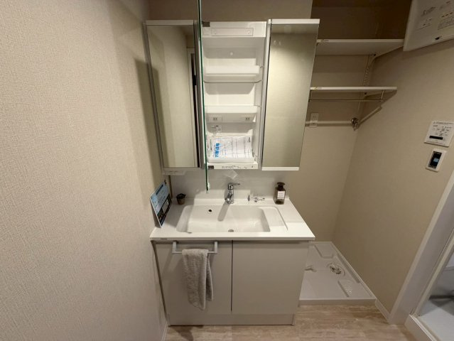 日車マンション平和が丘B棟の独立洗面台|ミラー扉の内側が収納スペースになっていて、洗面周りがスッキリします！