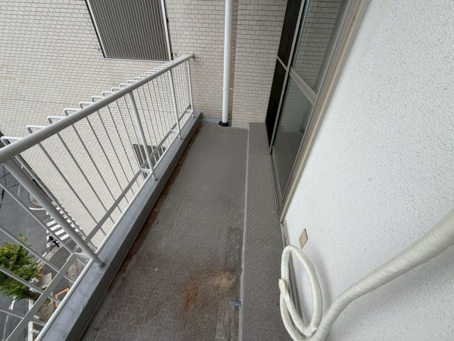 日車マンション平和が丘B棟のバルコニー|2部屋から出入りのできるバルコニー。