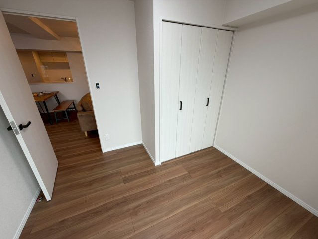 日車マンション平和が丘B棟の子供部屋|バルコニーに面している明るくて開放感のあるお部屋です♪