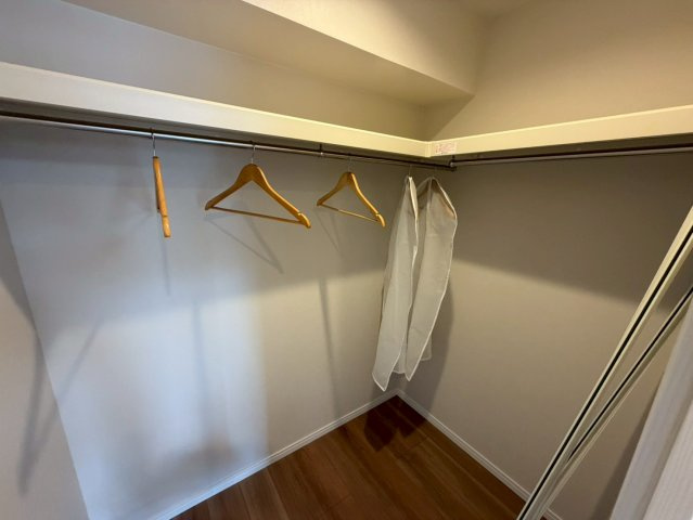 日車マンション平和が丘B棟の収納|ウォークインクローゼットがあるのでお部屋もスッキリ片づけられますよ♪