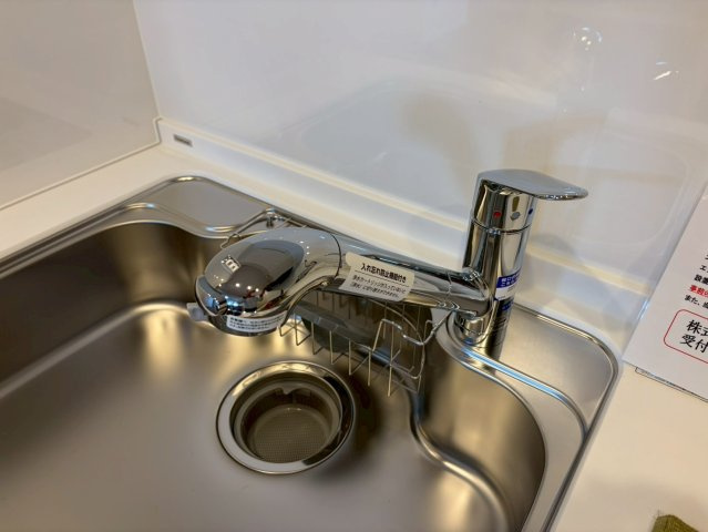 日車マンション平和が丘B棟の設備|引き出し式のヘッドになっていてシンクのお掃除も楽々♪手元で切り替えができる浄水器内蔵！