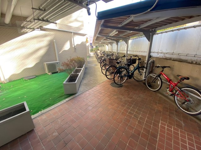 日車マンション平和が丘B棟の駐輪場|雨の日でも安心の屋根付き駐輪場☆
