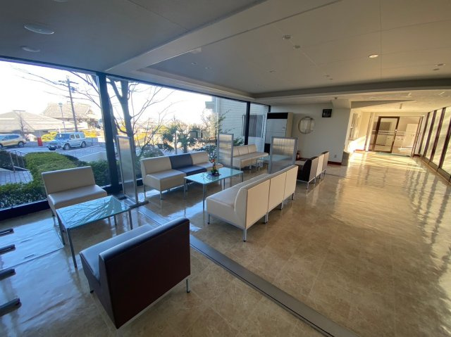 日車マンション平和が丘B棟のロビー|広々としたロビーには落ち着いた雰囲気で開放感を演出