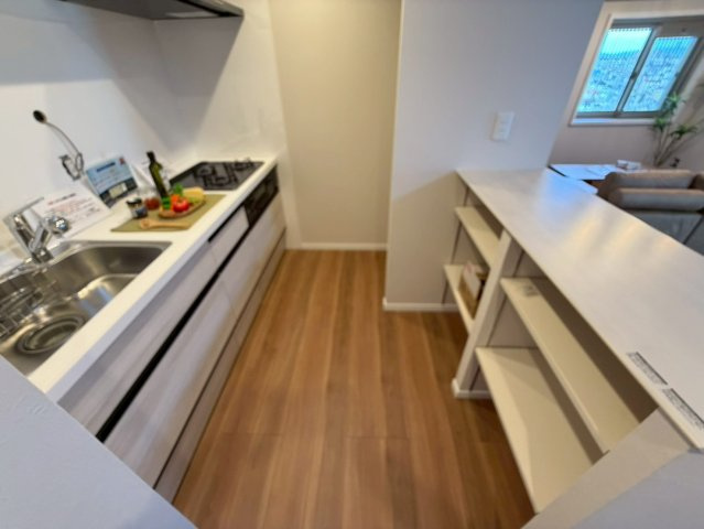 日車マンション平和が丘B棟のキッチン|システムキッチン♪収納たっぷりで、調理器具や調味料も出し入れもしやすいですね！