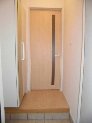 イースト　マージュ　Ｂの玄関|明るい玄関です