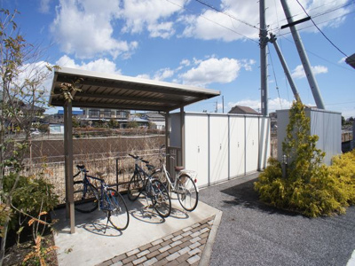 【その他共用部分】 | プライムコートC | 屋根付きの駐輪場と便利な外物置が付いています♪