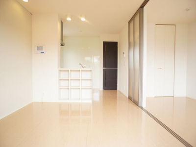 【居間・リビング】 | プライムコートC | 清潔感のある明るいＬＤＫです☆人気の対面キッチンです♪