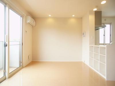 【居間・リビング】 | プライムコートC | 快適に過ごせるエアコンが付いています♪