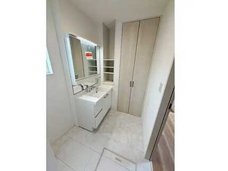 【独立洗面台】 | 安佐南区川内6（安芸矢口駅） | 三面鏡付きの洗面台は、メイクもドライヤーも余裕のスペースです☆