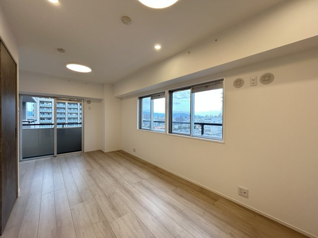 【居間・リビング】 | エスポワール堀川 | 2面採光となっており、明るく快適に過ごすことができます。