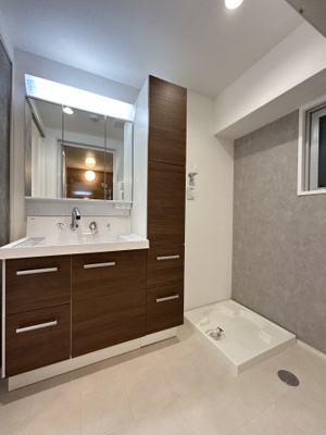 【独立洗面台】 | エスポワール堀川 | 広々とした洗面台で、朝の身支度も快適です。