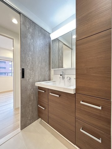 【独立洗面台】 | エスポワール堀川 | 収納もたくさんあるので、タオルや化粧品などの収納場所にも困りません。