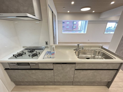 【キッチン】 | エスポワール堀川 | 3口コンロですので、効率よく調理ができますね。